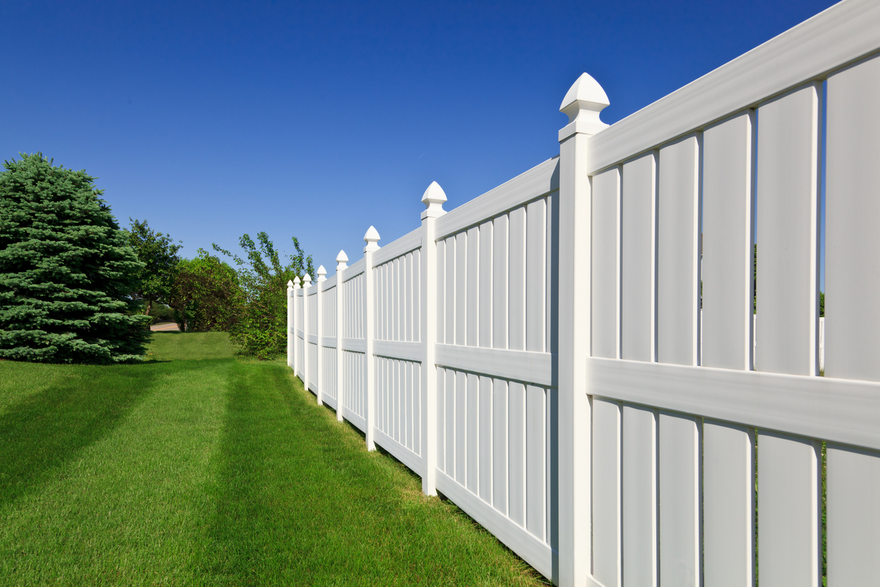 Read more about the article Why Is Vinyl Fencing So Popular?